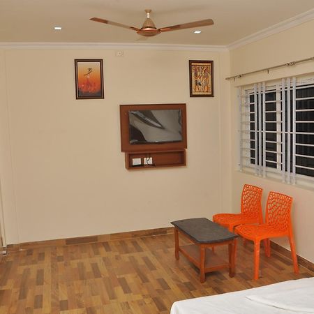 Altis Lodge Erode Exterior foto
